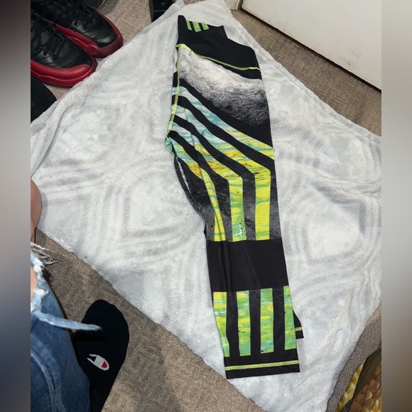 Athletic wear set open back shirt/Elastic capris pant barley worn. Sold as set - Picture 7 of 10